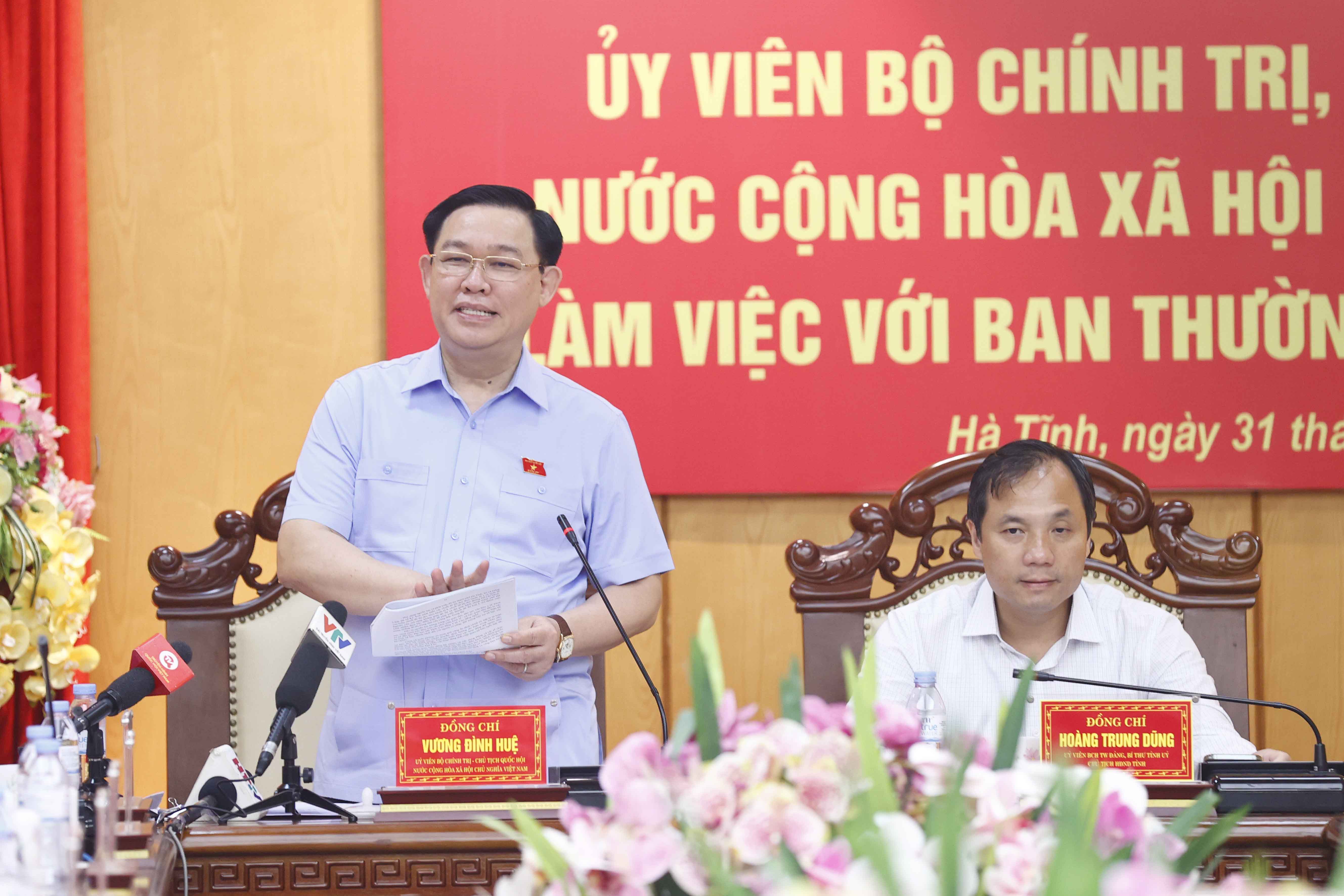 CHỦ TỊCH QUỐC HỘI LÀM VIỆC VỚI BAN THƯỜNG VỤ TỈNH ỦY HÀ TĨNH